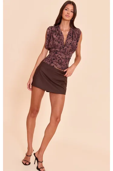 بلوزة شيفون مزمومة بصدر مفصل بياقة عميقة بطبعة ليوبارد - بني