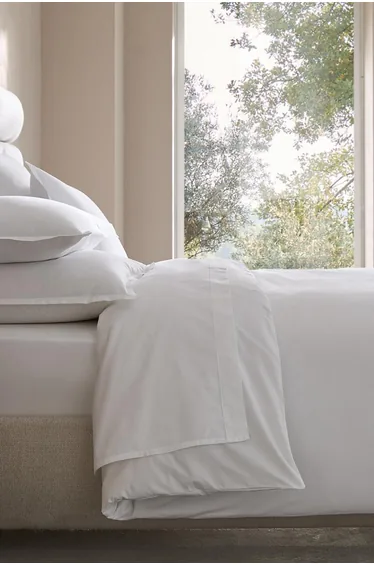 غطاء للسرير ايه ام. بي ام باللون الأبيض