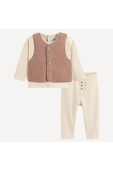 Gilet/Sweatshirt/Trousers Outfit