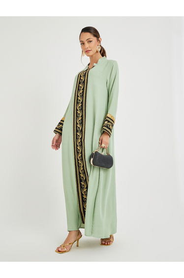 Crinkled Collared Jalabiya with Lace Panel