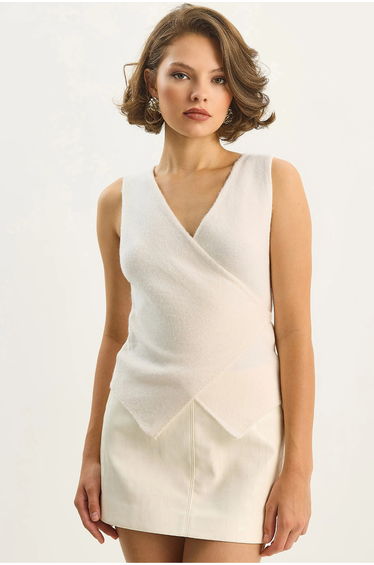 LUCCI Slim Fit V-Neck Tie Closure Waistcoat