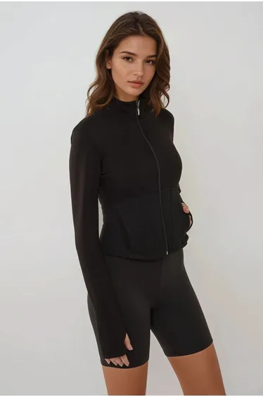 بلوزة رياضة بأكمام طويلة