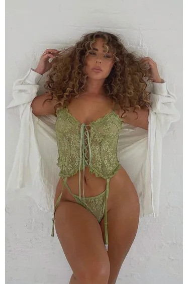 طقم كورسية برباط و سروال داخلي ثونغ دانتيل بحمالة جوارب بطبعة أزهار لون أخضر