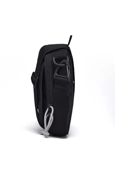 حقيبة كروس بطبعة شعار لون أسود