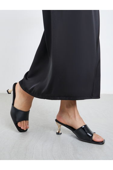 Women Black Plain Sandals with Contrast Kitten Heel