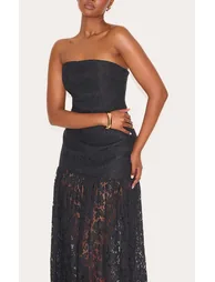 فستان ميداكسي بشرائح دانتيل شفافة بأكتاف مكشوفة لون أسود - 3