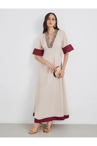 فستان ماكسي بتداخل دانتيل بتصميم بشكل A مزين بأحجار