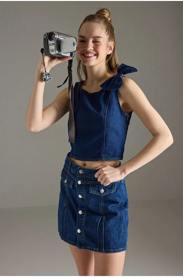 بلوزة دينيم قصيرة بفيونكة لون أزرق