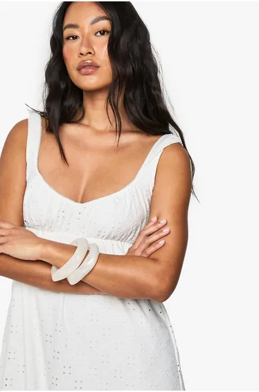 فستان مخرم بياقة مربعة - أبيض