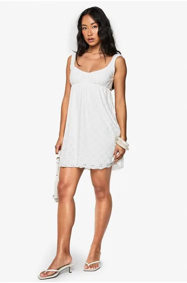 فستان مخرم بياقة مربعة - أبيض