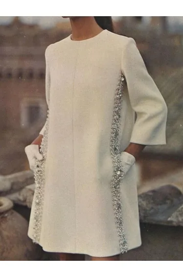 فستان قصير فضفاض بأكمام طويلة بياقة دائرية مزين بالترتر