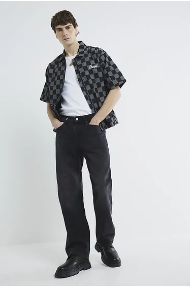 بنطلون أسود بقصة مستقيمة