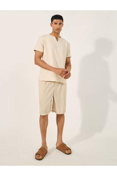 Mid Rise Regular Fit Pleated Shorts