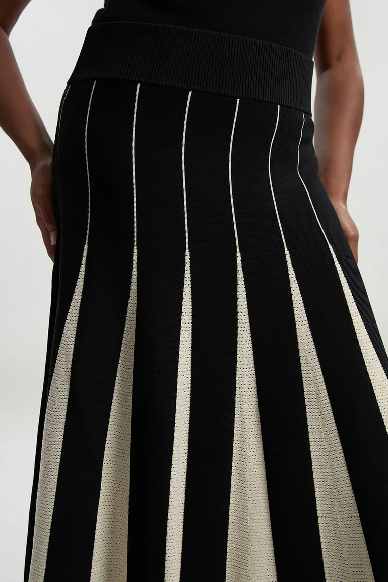 Plus Size Pointelle Knit Colour Blocked Pleated Skirt - 2