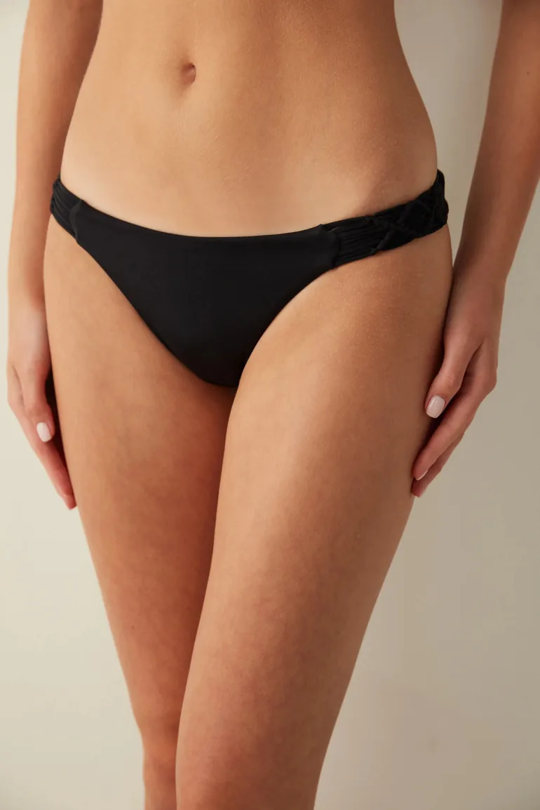 PENTI Basic Bikini Bottom With Macrame Detail At The Sides