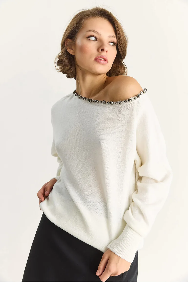 LUCCI Asymmetrical Collar Accessory Detailed Knit Sweater - 3