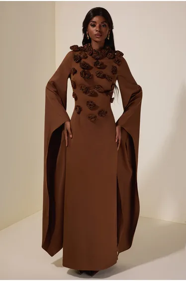 فستان ماكسي بأكمام كاب بأزهار بارزة