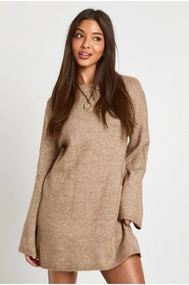 فستان قصير محبوك بأكمام بحافة واسعة بياقة دائرية 