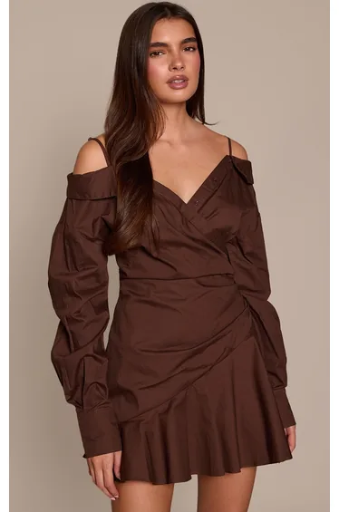 فستان بريتي ليتل ثينق قميص بني قصير على شكل حرف A بلا أكتاف