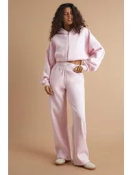 بنطلون رياضي بأرجل مستقيمة بطبعة شعار لون زهري 