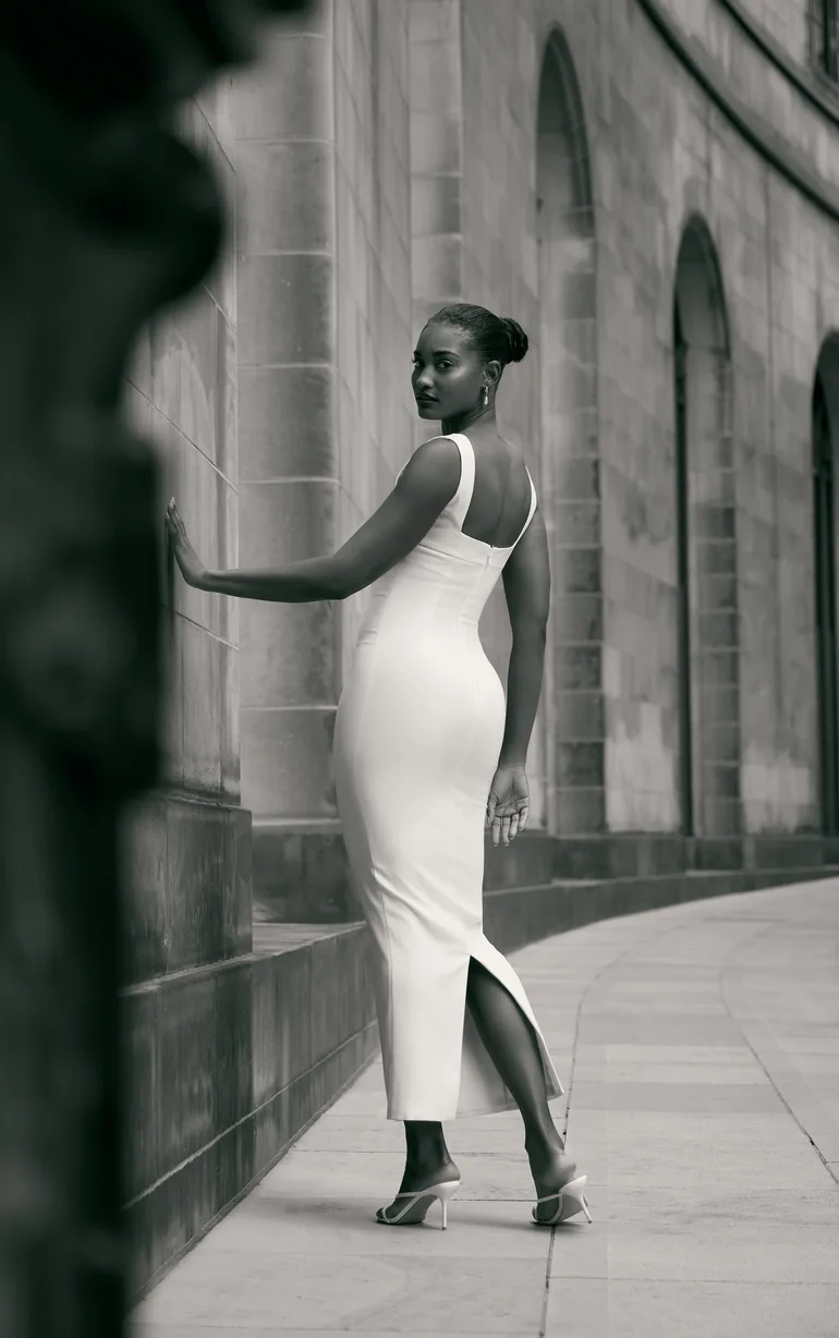 فستان ميداكسي بظهر سكووب لون أبيض  - 1