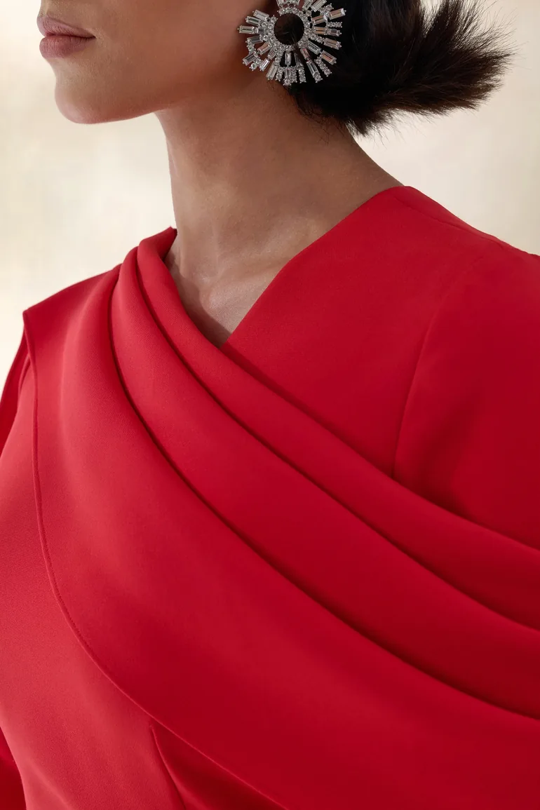 فستان ماكسي بثنيات بياقة V بحزام طويل - 5