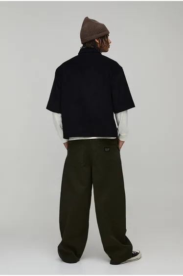 قميص أسود بأكمام متوسطة الطول