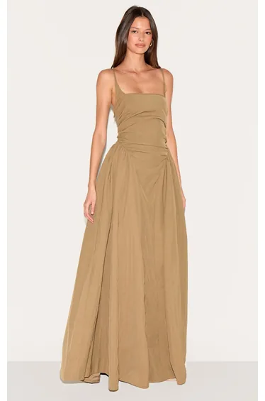 فستان ماكسي مزموم بحمالات رفيعة