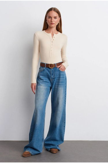 DILVIN Ribbed Crew Neck Button Blouse