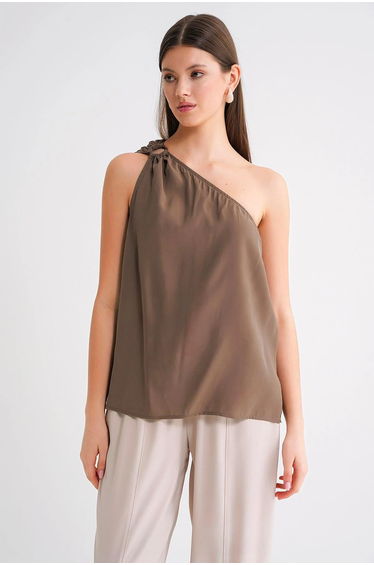 Mixray Asymmetrical Collar Accessory Detailed Top