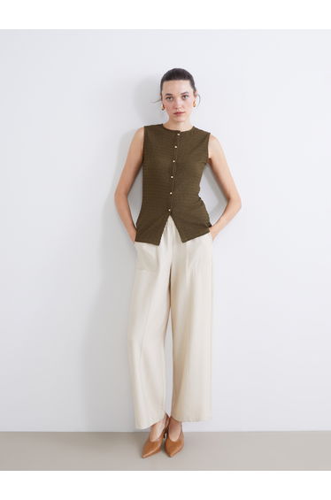 Effortless elegance meets everyday comfort in our wide-leg trousers with an elasticated waistband.