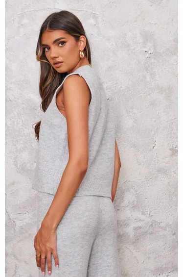 توب صوف رمادي محبوك بدون أكمام