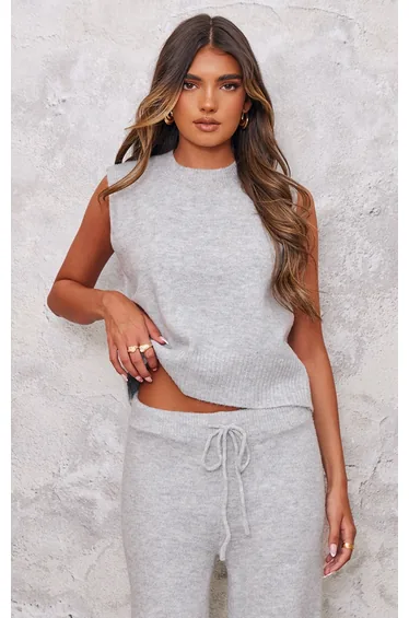 توب صوف رمادي محبوك بدون أكمام