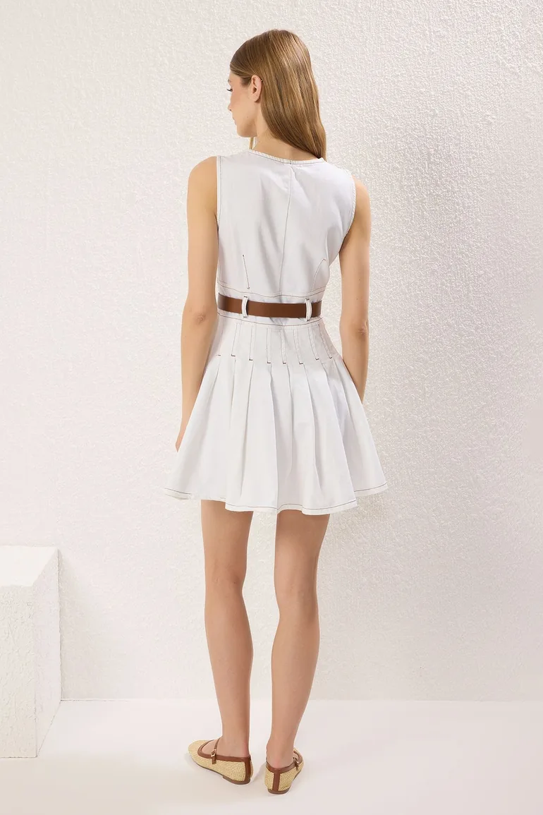 فستان دينيم قصير بطيات بياقة V بحزام لون كريمي  - 3