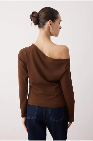 توب   ترينديول بني بأكمام طويلة