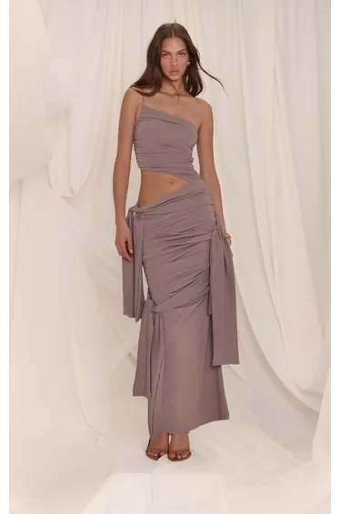 فستان ماكسي جيرسية بكتف واحد بفتحات