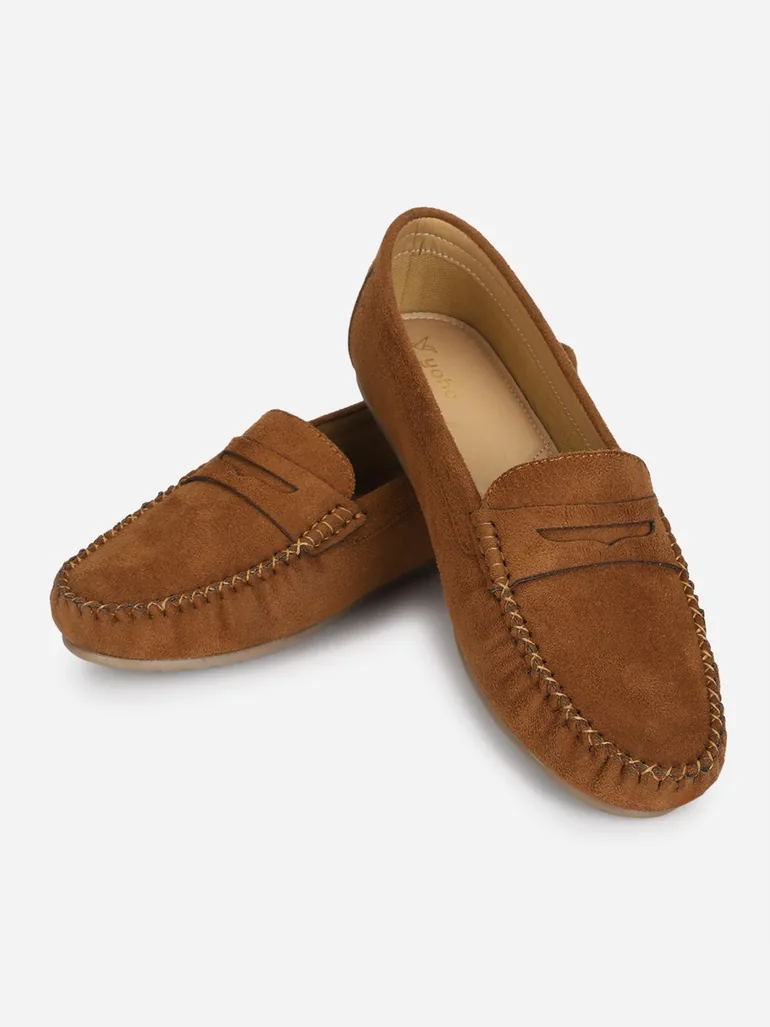 حذاء فلات باللون البني