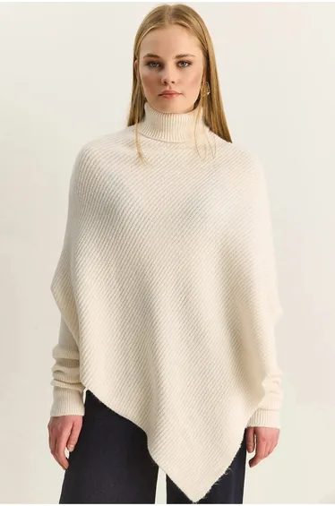 سترة بيانكو لوتشي بلون كريمي محبوك بأكمام طويلة