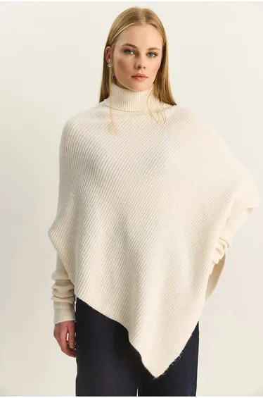 سترة بيانكو لوتشي بلون كريمي محبوك بأكمام طويلة