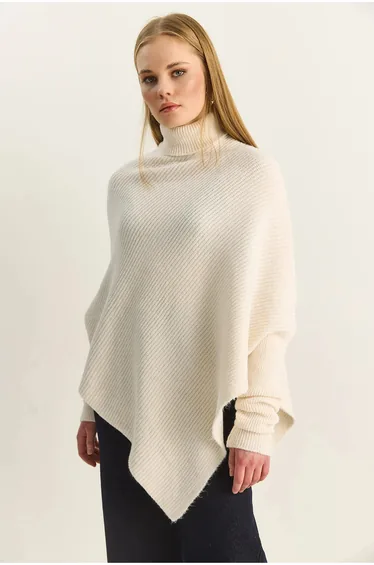 سترة بيانكو لوتشي بلون كريمي محبوك بأكمام طويلة