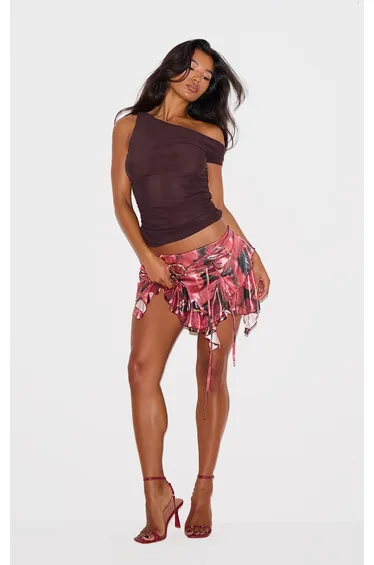 تنورة قصيرة بطبعة لون أحمر