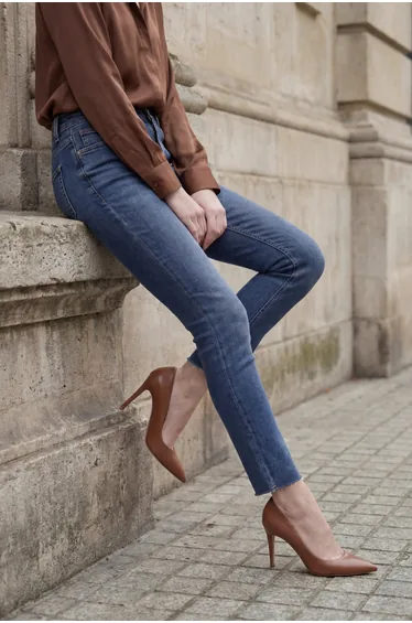 بنطلون أزرق ضيق