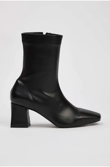 بوت باللون الأسود