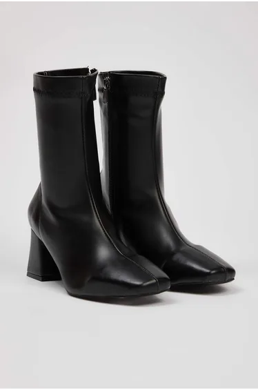 بوت باللون الأسود