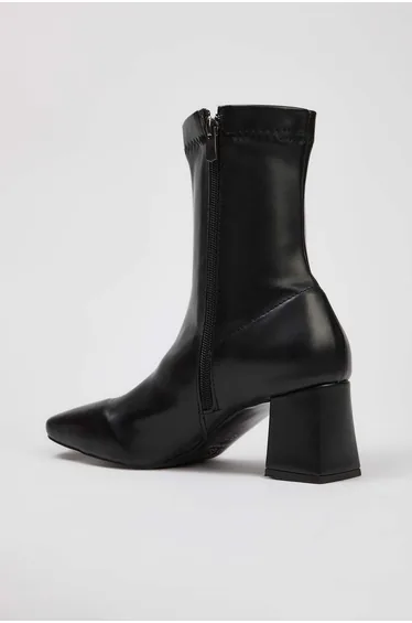 بوت باللون الأسود