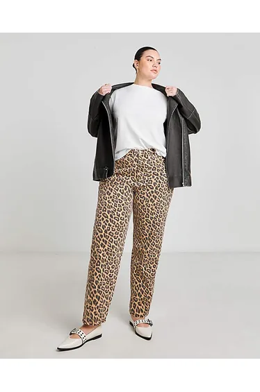 بنطلون جينز بأرجل بشكل إسطواني بطبعة ليوبارد 
