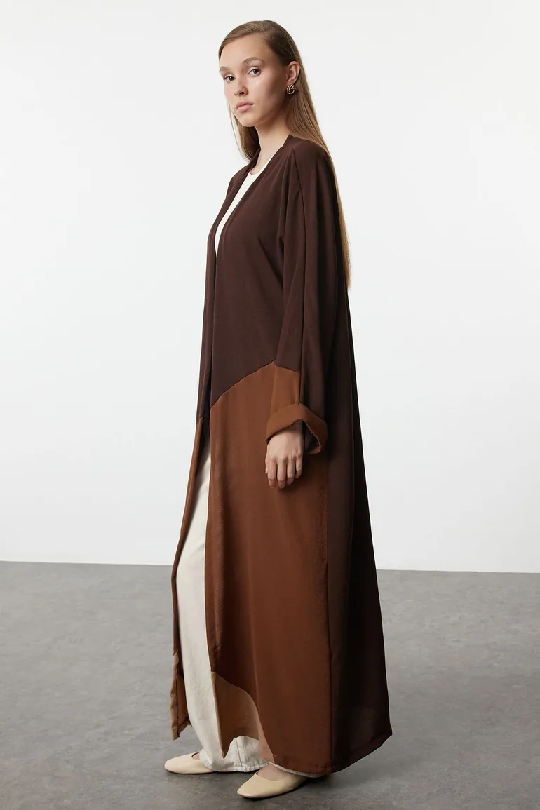 Brown Color Blocked Long Woven Cap & Abaya