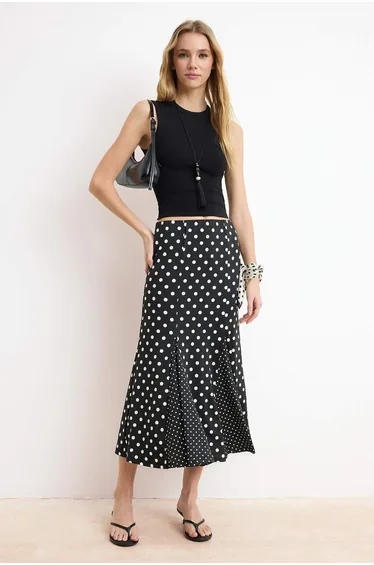 تنورة ميدي سوداء منقطة