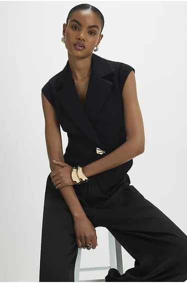 فيست ريفر آيلاند باللون الأسود