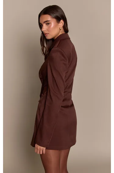 فستان بريتي ليتل ثينق بليزر أسود قصير بقصة مستقيمة